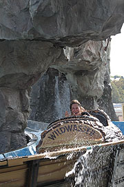 Wildwasserbahn Meyer-Steiger auf dem Oktoberfest 2019 in der Schaustellerstrasse